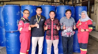 Bantu Fasilitas Pengelolaan Sampah, SKK Migas - PetroChina Serahkan 80 Drum Plastik ke DLH Tanjabbar